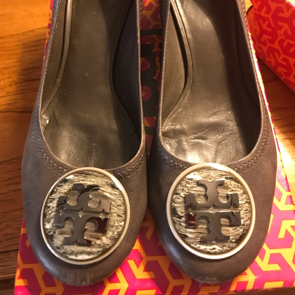 Tory Burch Gray 1.5 inch block heel shoes size 8M